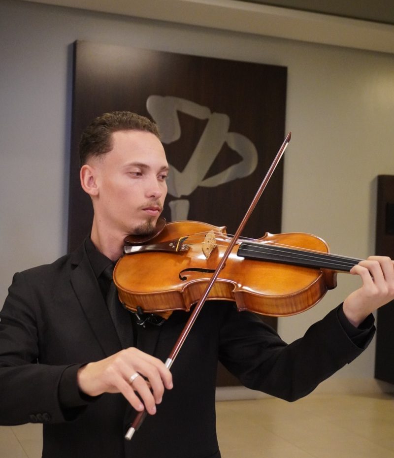 Homenagem com violino durante cerim&ocirc;nia