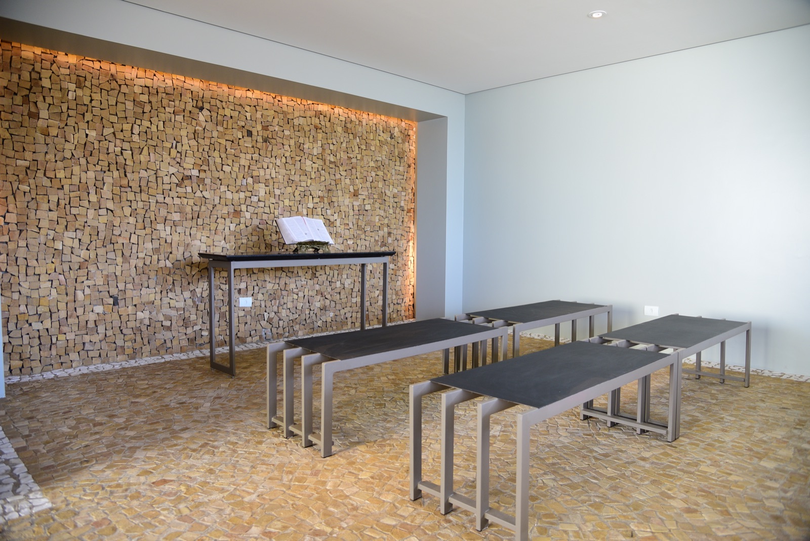 Sala ecum&ecirc;nica com altar e bancos